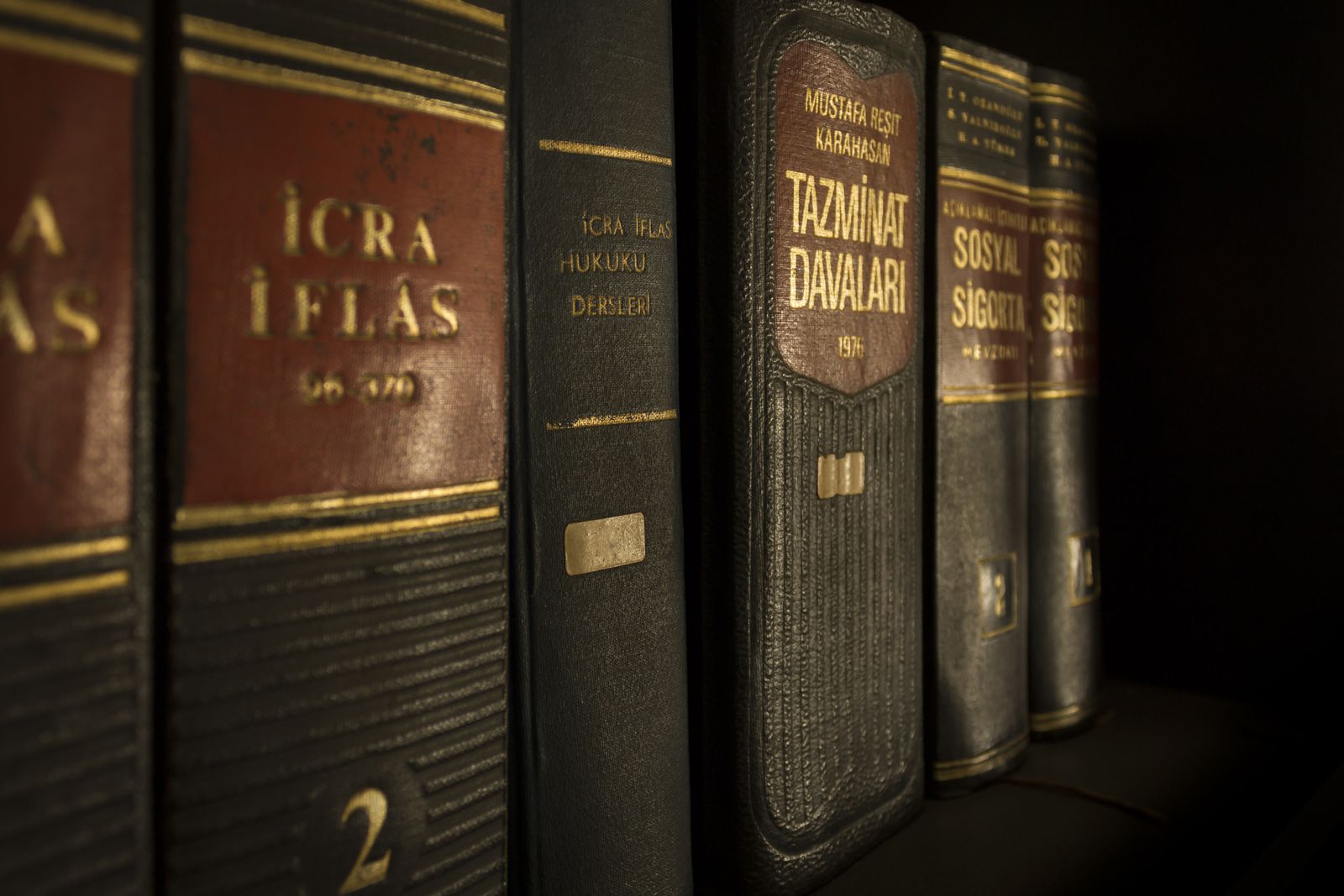 Gros plan détaillé de livres de droit et de réglementation sur une étagère, mettant en avant l'éducation et la connaissa