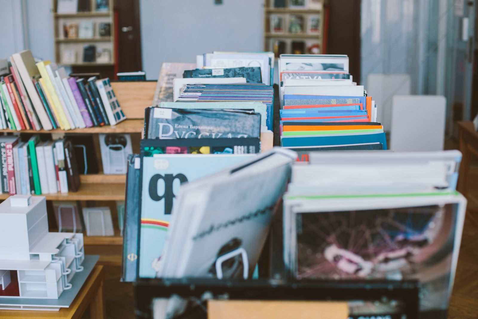 Un gros plan d'une étagère remplie de divers livres empilés et magazines dans un cadre de bibliothèque.